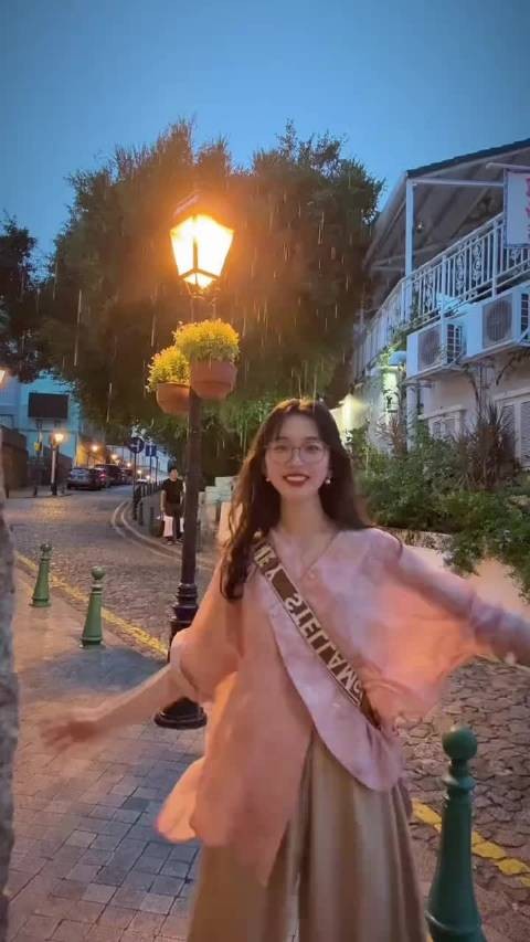 仿佛看到谢婉君到港后的幸福<a target=