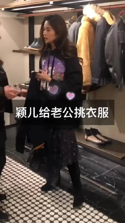 偶遇颖儿给老公挑衣服，她仔细看款式和尺码，超贴心