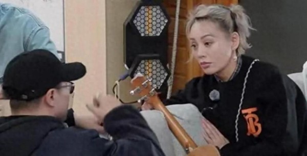 汪峰即兴牵手宁静庆生引爆争议 综艺即兴互动边界引热议