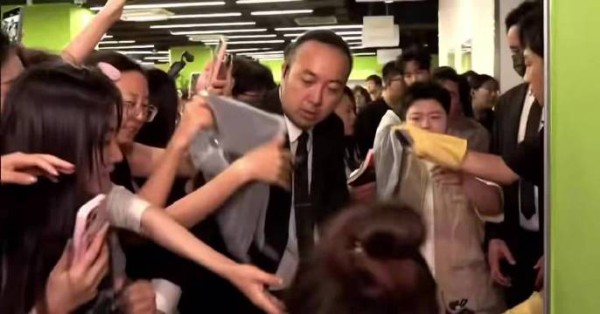 嘻哈假睫毛直播掉落王越接住贴脸