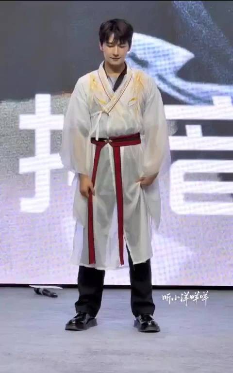 杨洋国风舞姿炸屏,蒙眼舞纱衣带杀