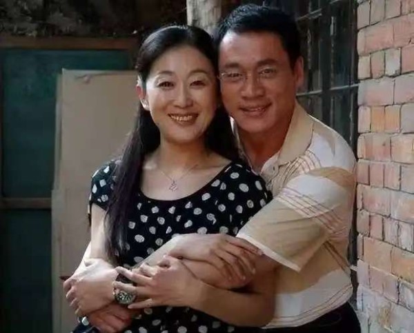 她是国家一级演员，60岁从没谈过恋爱，和亲哥哥互相照顾一生