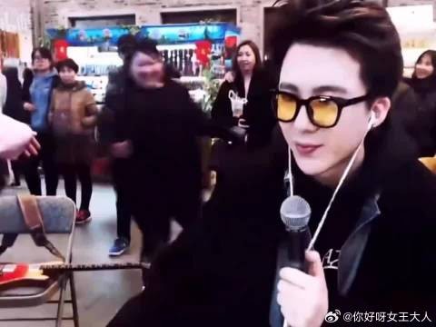 羡慕早期的粉丝可真幸福，都能搭肩膀拍照，被迫营业的宁哥