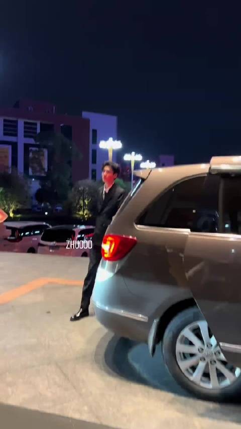 毕雯珺张凌赫周柯宇林一腿长引热议