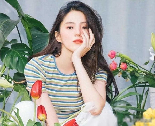 韩素希被扒出年龄造假，被质疑当三狂掉粉锁号，李惠利获同情涨粉