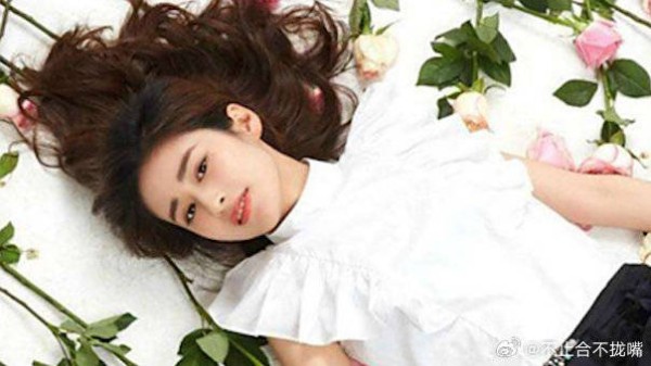 付辛博一家三口现身机场，女儿小月亮模样像极了妈妈