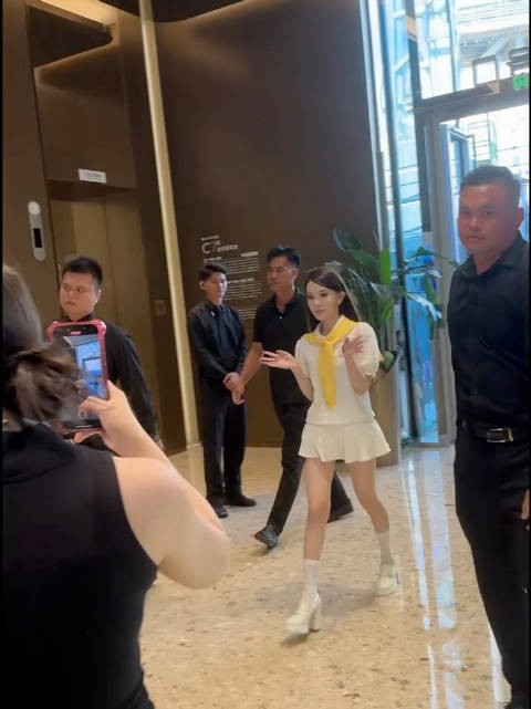 网红迅猛龙特蕾莎最新活动路透，路人视角的她也很漂亮啊