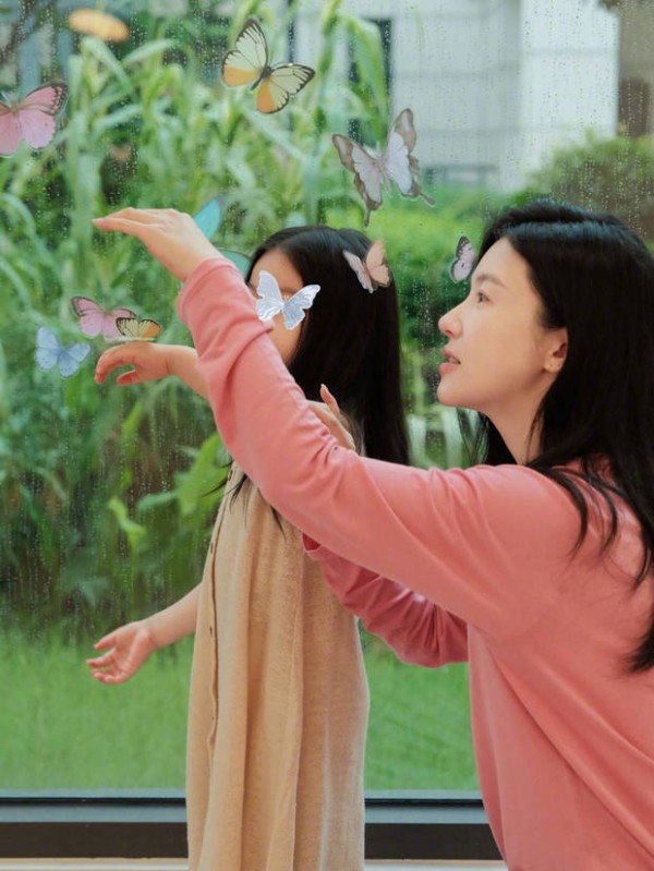 母女俩同框合影，有种淡淡的幸福感。