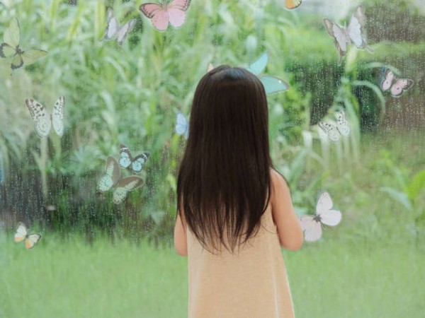 杨子姗晒出女儿的背影照，时间过得好快，小姑娘已经长这么大了，发量超多！