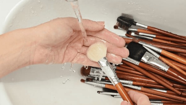 順著刷毛方向清潔