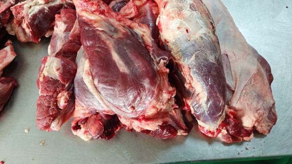 新鲜牛肉与尖椒的选购对比图