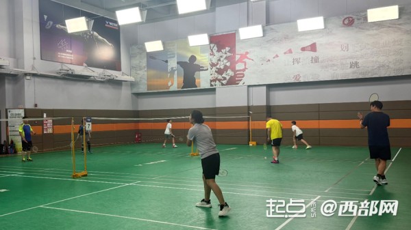 羽毛球馆内市民享受运动的快乐