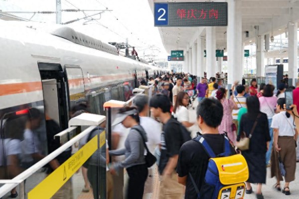 营造文明乘车空间，高铁要用好“提醒服务”