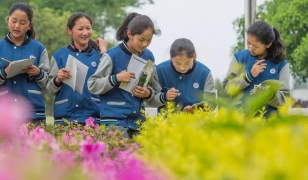 研学旅行的核心是研究性学习和旅行体验，灵魂是实践育人