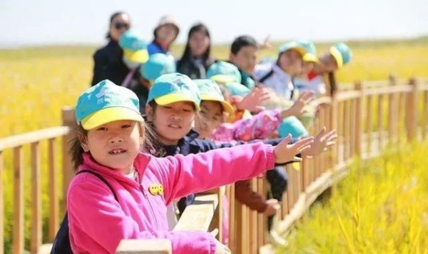 研学旅行的核心是研究性学习和旅行体验，灵魂是实践育人