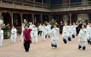 (简橙太极导师薛精医华带领学员练习养生太极,受访者供图)