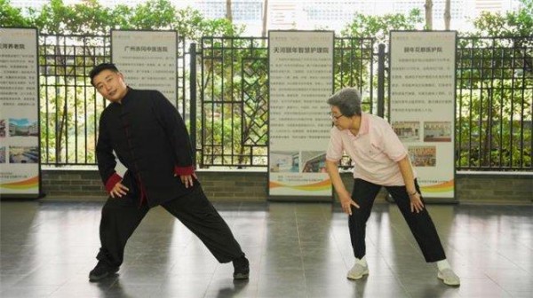 (简橙太极导师薛精医华在老人院带练养生太极,受访者供图)