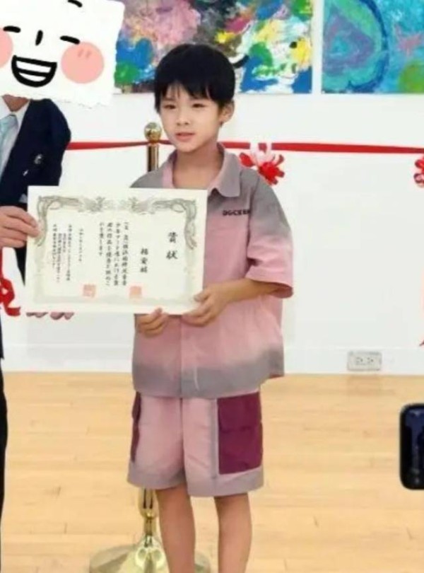 郑钧儿子画作在东京展出，15岁Jagger罕见亮相，网友直呼长残了
