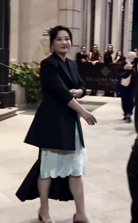 贾玲瘦身成功判若两人，留龙须刘海五官立体显年轻
