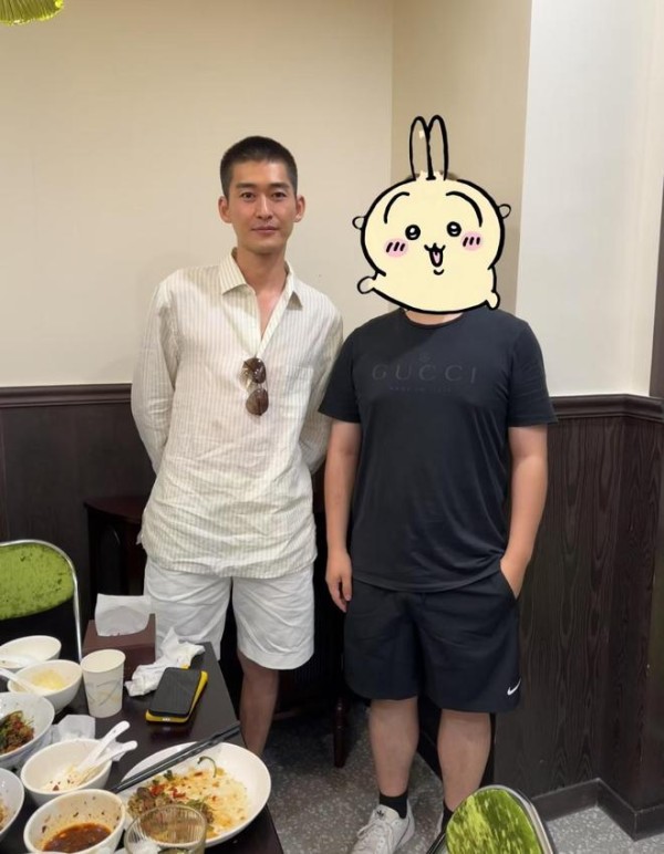 张翰现身餐馆用餐被偶遇，与路人热情合影，寸头短裤清爽帅气