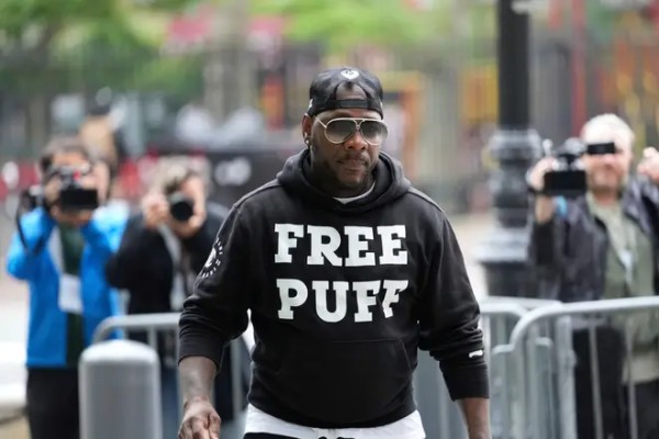 A man arrives to the federal courthouse wearing a shirt supporting Sean 'Diddy' Combs in New York.