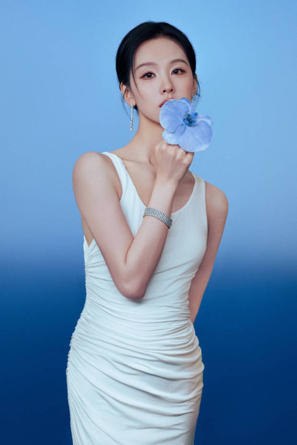 陈都灵秒变蝴蝶兰美人，气质清冷迷人。