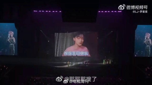 薛凯琪生日演唱会与粉丝互动引欢笑泪目