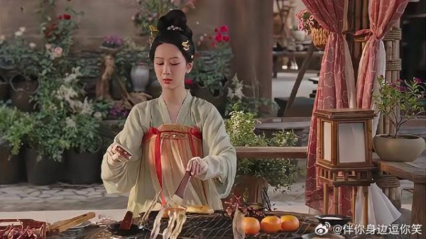李现光会欺负杨紫 不顾她手上伤口，要她烤肉扇风