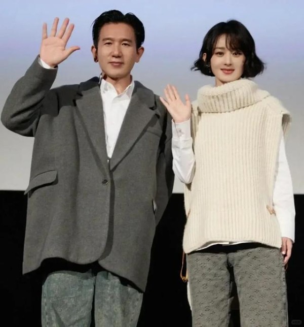 冯绍峰带女友购物，对方缩脖耸肩体态被嘲，疑似小19岁女星周麟嘉