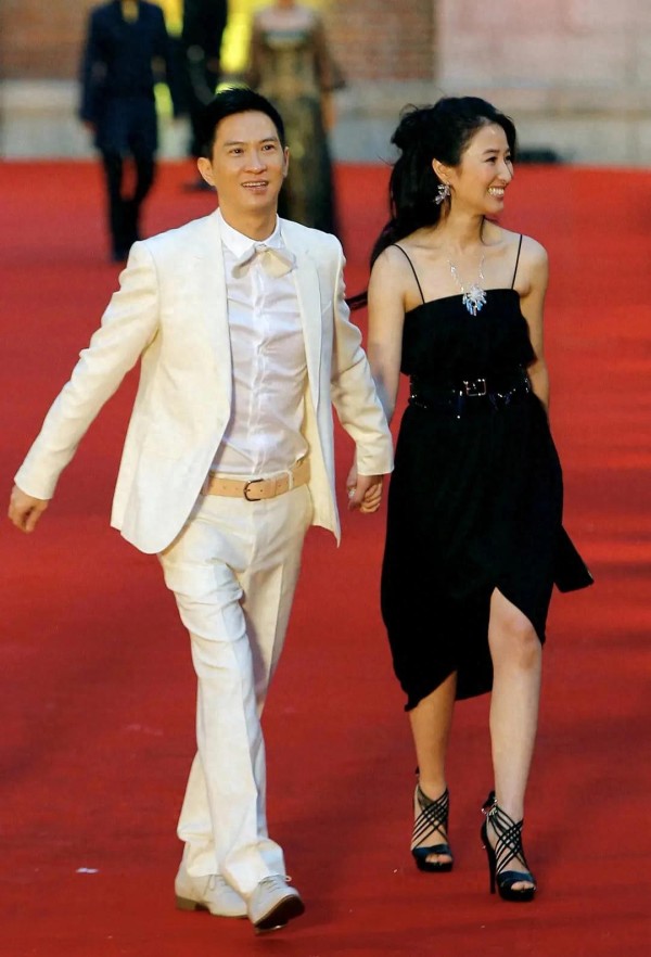 张家辉和老婆去看演唱会，61岁关咏荷打扮朴素，脸部有了明显老态