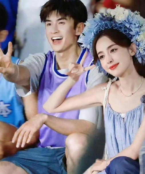 张云龙古力娜扎青春活力与甜美风采：年轻情侣在户外欢快互动