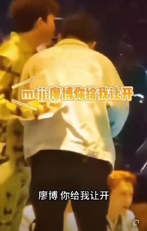 被托姐安排的王一博，让他往外坐一点～嘿嘿， 他偏偏往后面坐不让你看见