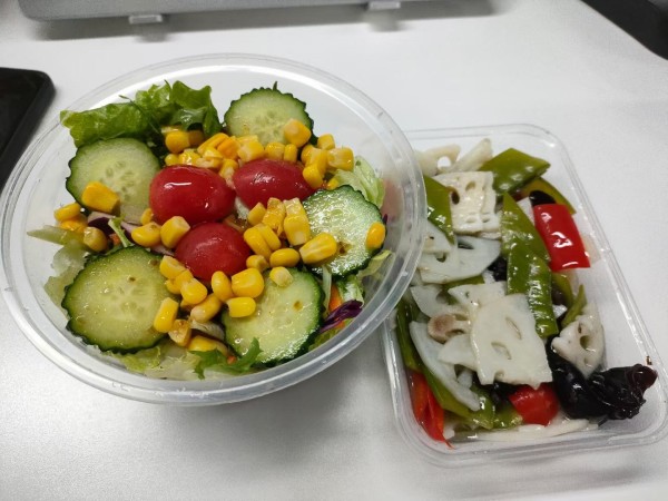 羽衣甘蓝制作的健康沙拉