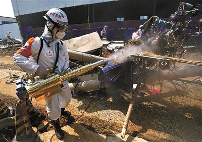 北京市红十字军红救援队沿密古路开展消杀防疫工作