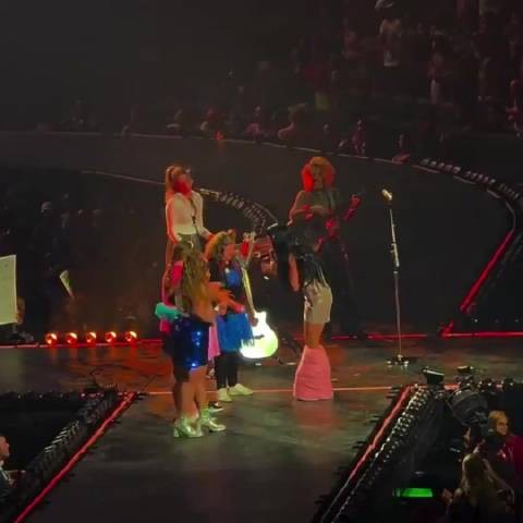 人美心善果姨 Katy Perry 因粉丝突发晕倒中断表演进行照顾，粉丝沸腾