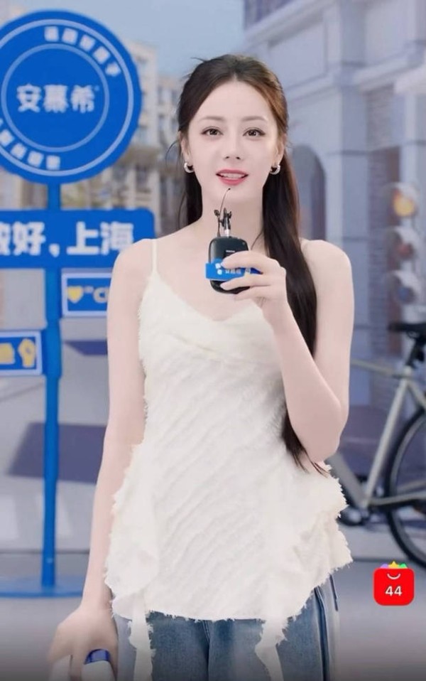 搜狐娱乐讯 近日，一组热巴参加品牌活动的美照曝光。