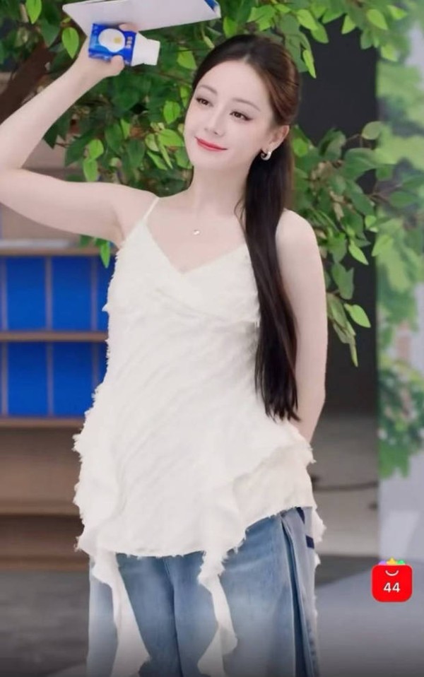 热巴身材纤细。