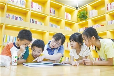 孩子们认真聆听志愿者的讲解