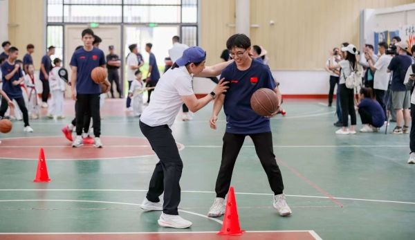 李昕指导体育爱好者篮球动作。国家体育总局体育文化发展中心供图