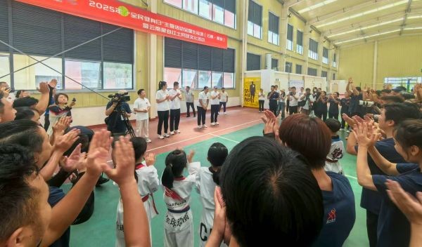奥运冠军走进校园分享健身技巧和心得。人民网记者 杨磊摄