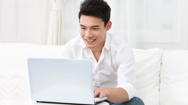 一位男士正在使用他的笔记本电脑;图像用于网上及理财保安措施。