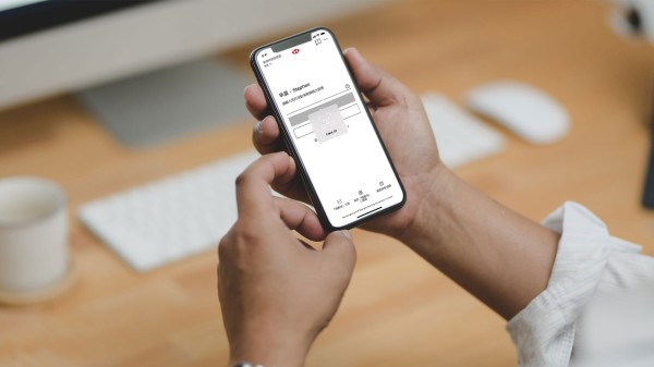 一个人在使用手机;图片适用于流動保安編碼。