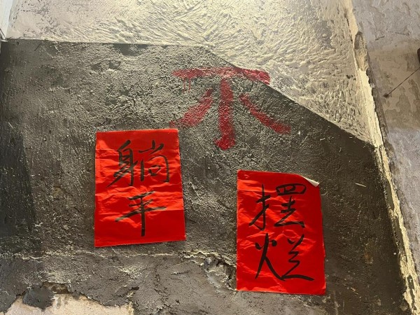 五菱缤果“劝退贴”！！！五菱缤果开了半年的感受 作为一位开了半年五菱缤果即将去首保的车主，我有资格分享一下我的使用体验。我是大家口中的首批缤果车主之一，虽然有人调侃我是“大冤种”，但我认为我得到的远超过付出的。 我享受到的福利包括：终生免费保养、终生三电质保、3.5kw充电桩、3m太阳膜以及多次车友会活动（如博饼、烧烤等）。 然而，也有一些不足之处。首先，我原本那辆价值20多万的油车现在被闲置了，每月行驶里程从原本的2000-3000公里骤降至仅300公里。其次，由于充电费用相对较低，我开车行驶的距离和美食探索范围越来越广，花费也随之增加。再者，经常有阿姨们路过询问并对我买的车表示像玩具一样小巧，让我感到有些失落。最后，我的老公现在几乎没有机会展示他的驾驶技能了，因为这款车型小巧，我可以自己停车，他也能享受轻松时光。 总之，我的五菱缤果使用体验还是非常不错的。-有驾