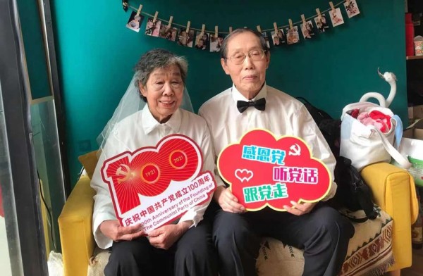 拍摄“金婚照片”。洛阳市涧西区委宣传部供图