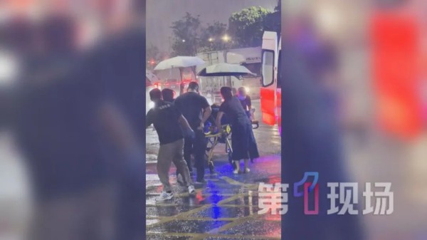 女子当街昏厥，“呼吸和心跳都没了”！幸好有他们……