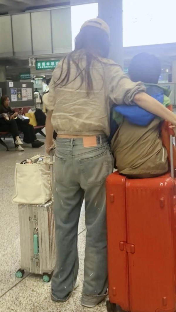杨颖带娃回香港，独自提大包行李好心酸，小海绵坐行李箱乖巧懂事