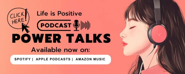 插图：一位女士戴着耳机收听“Power Talks”播客。文字为“<a target=