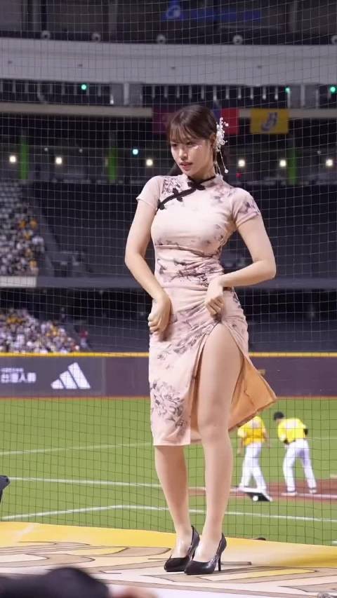 现在的啦啦队都这么迷人吗,穿旗袍的啦啦队女孩你见过吗?