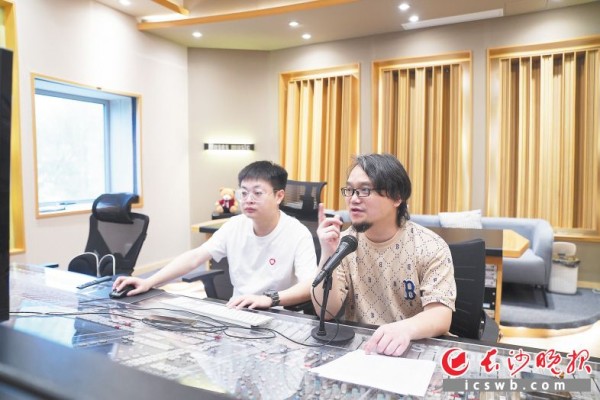 　　音乐制作人胡继沿（右）正在进行音乐指导。均为长沙晚报全媒体记者 邓迪 摄