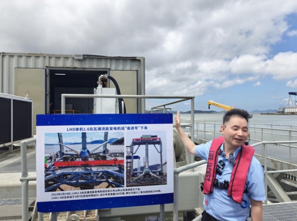 林东讲解“奋进号”发电机组。 人民日报记者 马原摄